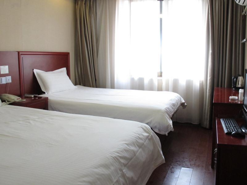 Hotel Greentree Alliance Wanda Songjiang Town Metro Station 3*