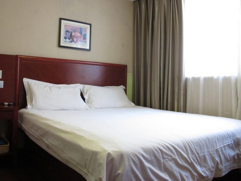Hotel Greentree Alliance Wanda Songjiang Town Metro Station 3*